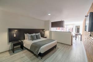 Postel nebo postele na pokoji v ubytování Hemma Bogotá Chapinero Premium Suites Hotel + 32 fotografií