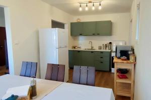 米茨佩·拉蒙的住宿－Desert Breeze，厨房配有绿色橱柜和白色冰箱