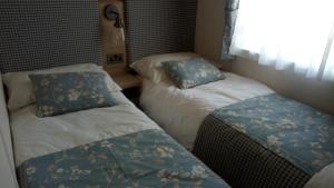 Postel nebo postele na pokoji v ubytování Hoburne Devon Bay stunning 3 bed luxury lodge in Woodland Grove + 13 fotografií