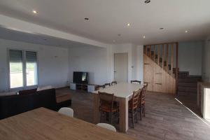 een woonkamer met een eettafel en stoelen bij Maison en Périgord in Plazac