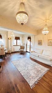 sala de estar con sofá blanco y lámpara de araña en Zrinka House en Grabovac