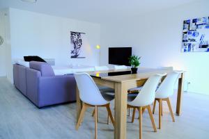 Televízia a/alebo spoločenská miestnosť v ubytovaní Double Apparts - Spacieux 140 m2 - 4 Ch - Entrée autonome- 2 Parkings Privé Gratuit