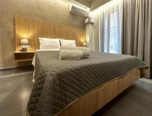 Un dormitorio con una cama grande y una ventana en Rodosrooms en Rodas