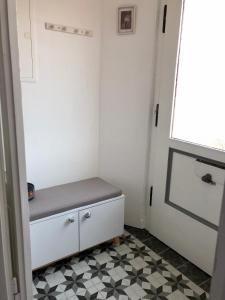 ein Badezimmer mit einem weißen Schrank und einem karierten Boden in der Unterkunft Villa Rosa in Bad Rodach