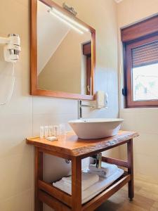 bagno con lavandino e specchio di Zrinka House a Grabovac