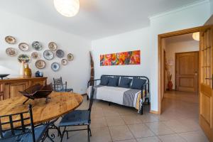 um quarto com uma cama e uma mesa e pratos na parede em Beach House Santa Eulália, Albufeira em Albufeira