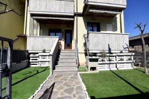 une maison avec un escalier menant à une cour dans l'établissement Evergreen: tra mare e natura, à Cesenatico
