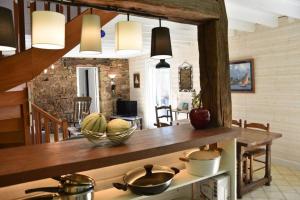 - une cuisine avec un comptoir avec des bols de nourriture dans l'établissement Blaz an Holen - Maison avec jardin à Guimaëc, à Saint-Jean-du-Doigt