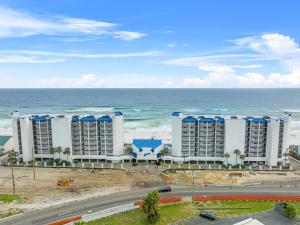 widok na duży budynek w pobliżu oceanu w obiekcie AquaVista Beach Resort by Panhandle Getaways w mieście Panama City Beach