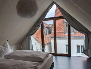 Postel nebo postele na pokoji v ubytování Hotel-Weingut Bernard