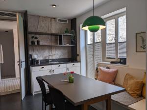 eine Küche und ein Esszimmer mit Tisch und Stühlen in der Unterkunft Hotel-Weingut Bernard in Sulzfeld am Main