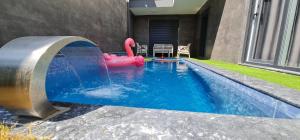 Bazén v ubytování Erdem's villas -4rooms nebo v jeho okolí