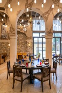 uma grande sala de jantar com mesa e cadeiras em Fairmont Amman em Amã