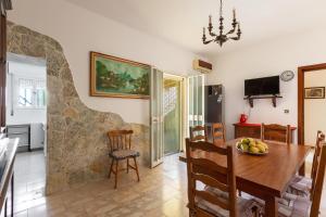 een keuken en eetkamer met een tafel en stoelen bij Villetta delle Viole by BarbarHouse in Torre Ovo