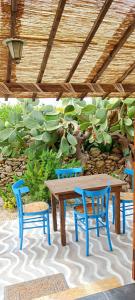 a wooden table and chairs under a wooden roof at Sweet Old House in Marsala