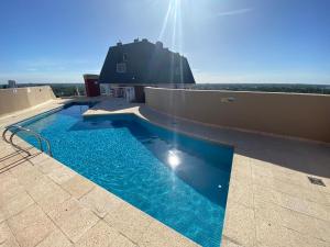 una piscina en la azotea de un edificio en Tigre Center Tower F - Cochera, piscina y seguridad 24hs en Tigre