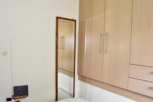 espejo en una habitación con armarios de madera en Elpida's houses 1 Private parking Near city centre en Tesalónica