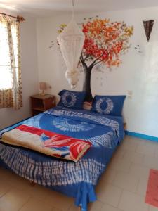 - une chambre dotée d'un lit avec un arbre dans l'établissement Al Jannah, à La Somone