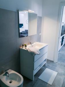 een badkamer met een wastafel en een spiegel en een toilet bij Le Segrete del Castello, al centro Storico di Catania in Catania