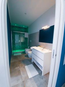 een badkamer met toilet, wastafel en bad bij Le Segrete del Castello, al centro Storico di Catania in Catania +4 foto's