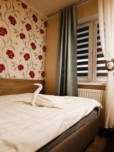 um quarto com uma cama com um cisne em Pokoje gościnne Jola em Drawsko Pomorskie