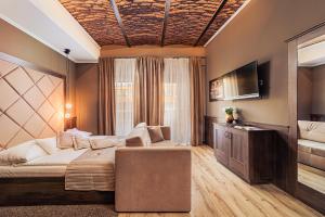 Posteľ alebo postele v izbe v ubytovaní Komló Hotel Gyula