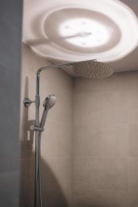 een badkamer met een douche en een plafond bij Hotel - B&B Renesse in Renesse