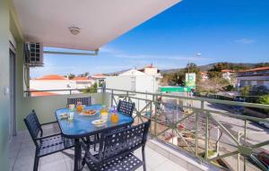 een tafel en stoelen op een balkon met uitzicht bij Lena Apartments 3 in Potos