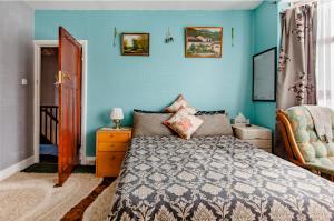 ロンドンにあるHouse 220の青い壁のベッドルーム1室(ベッド1台付)