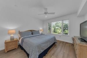 Postel nebo postele na pokoji v ubytování Seagrove Villa 5B - Oceanside Villa in the Trees