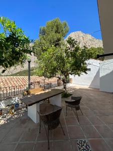 埃爾喬羅的住宿－Casa El Chorro con magníficas vistas，天井上的野餐桌和两把椅子