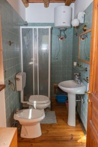 a bathroom with a toilet and a sink at Case Gemmellaro - Family&Friends in Nicolosi