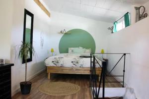 um quarto com uma cama com uma cabeceira verde em Finca los Natachos em Coín