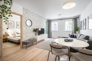 - un salon avec un canapé et une table dans l'établissement Cosy Tolnai street Apartments, à Budapest
