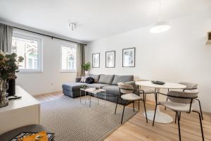 - un salon avec un canapé et une table dans l'établissement Cosy Tolnai street Apartments, à Budapest