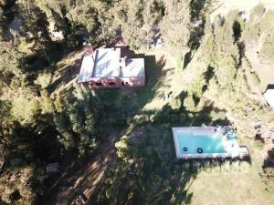 an aerial view of a house with a swimming pool at Quinta El Monte in Tandil