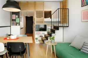 un petit appartement avec un escalier et un salon dans l'établissement Zoku Paris, à Paris