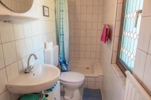 ein kleines Bad mit WC und Waschbecken in der Unterkunft Ferienunterkunft Sabine in Freest