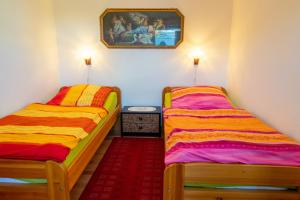 2 Einzelbetten in einem Zimmer mit Wandgemälde in der Unterkunft Ferienunterkunft Sabine in Freest