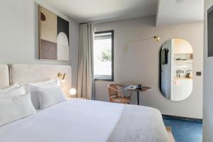 een slaapkamer met een wit bed en een spiegel bij Regras 45 Building B by LovelyStay in Porto