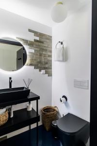 a bathroom with a black toilet and a mirror at Regras 45 Building B by LovelyStay in Porto