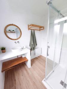 bagno con lavandino e doccia di Casa Maruxa a La Coruña
