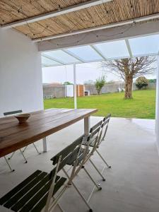 einen Picknicktisch und zwei Stühle unter einem Pavillon in der Unterkunft Casa Maruxa in A Coruña