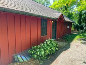 イプシランティにあるRetro Ypsilanti Cottage - Peloton & Vintage Vibesの赤い建物