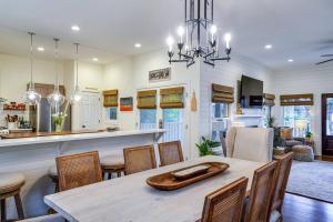 eine Küche und ein Esszimmer mit einem Tisch und Stühlen in der Unterkunft Seaside Cottage 81 - Pristine Grand Pavilion Home Pool Pass in Isle of Palms