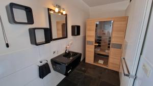 TV a/nebo společenská místnost v ubytování B&B De Droomhoeve