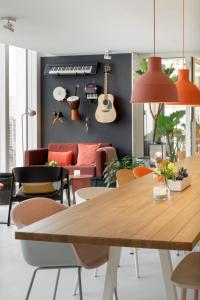 - une salle à manger avec une table et des chaises en bois dans l'établissement Zoku Paris, à Paris