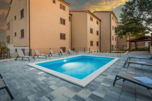 Bassein majutusasutuses Apartments Cesare with Shared Pool või selle lähedal