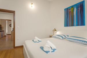 Voodi või voodid majutusasutuse Apartments Cesare with Shared Pool toas