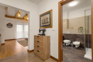 Vannituba majutusasutuses Apartments Cesare with Shared Pool